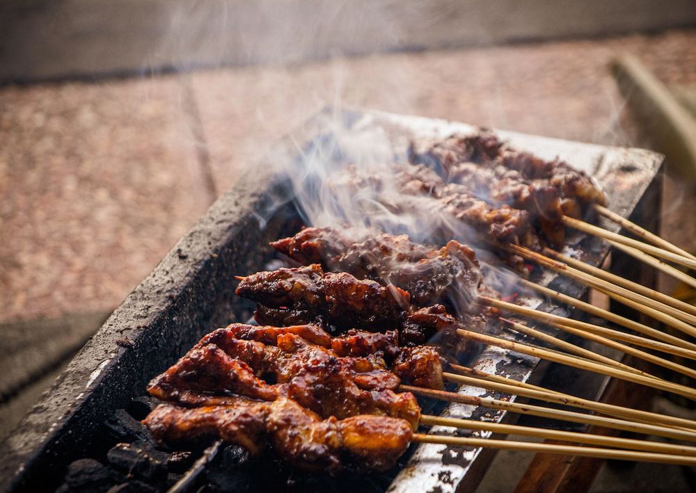 sate dibakar dengan saus kopi