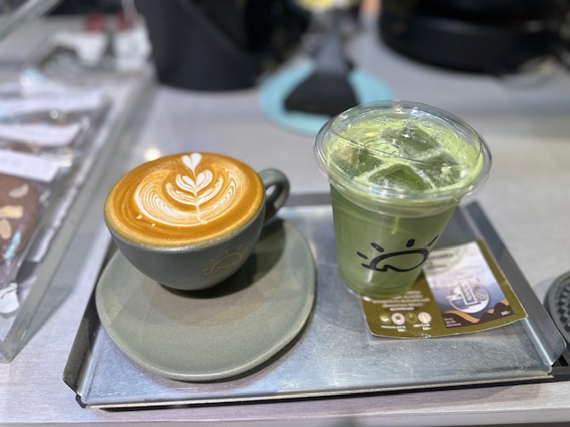 secangkir latte art dan matcha