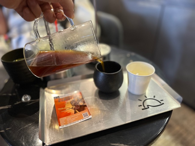 menuangkan kopi manual brew