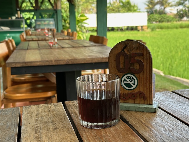 secangkir kopi di tepi sawah Ayom Jogja