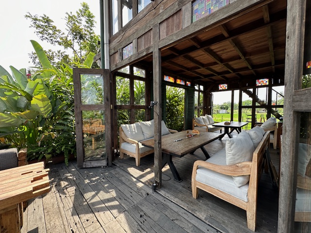 furnitur di cafe sawah Ayom Jogja