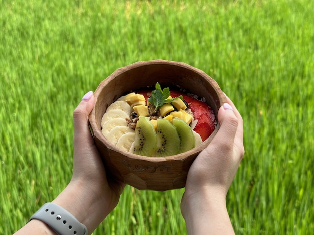 semangkuk irisan buah di menu Ayom Jogja