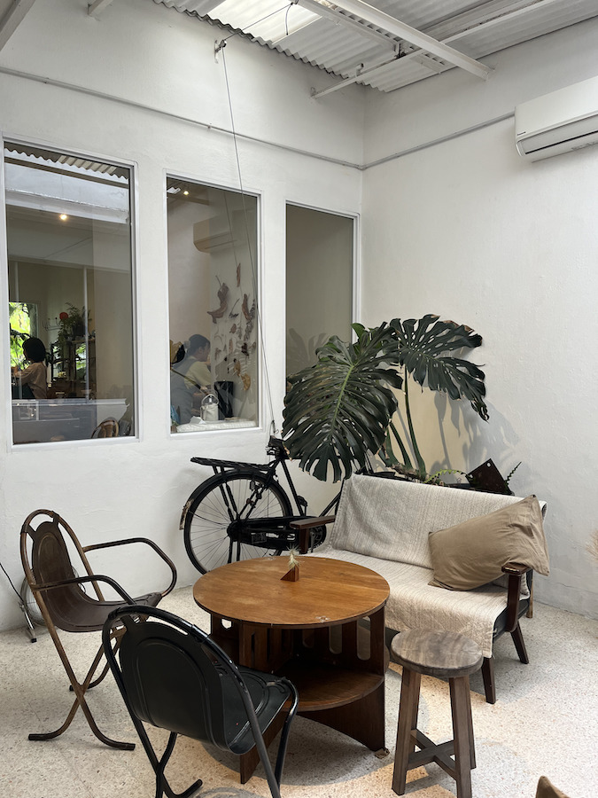 kursi antik di luna bar coffee