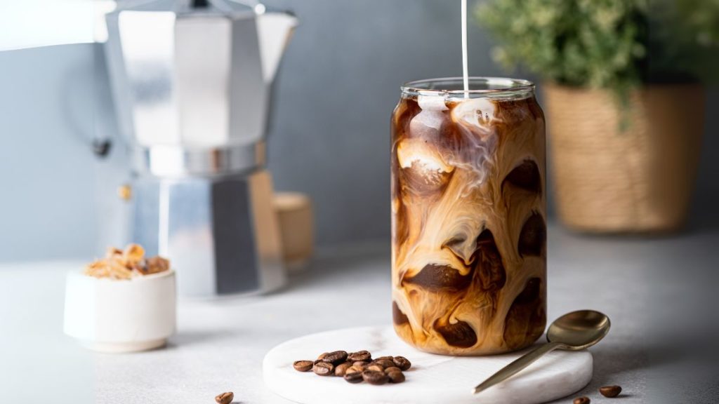 Menggunakan Monin Dried Fruit di Sajian Kopi