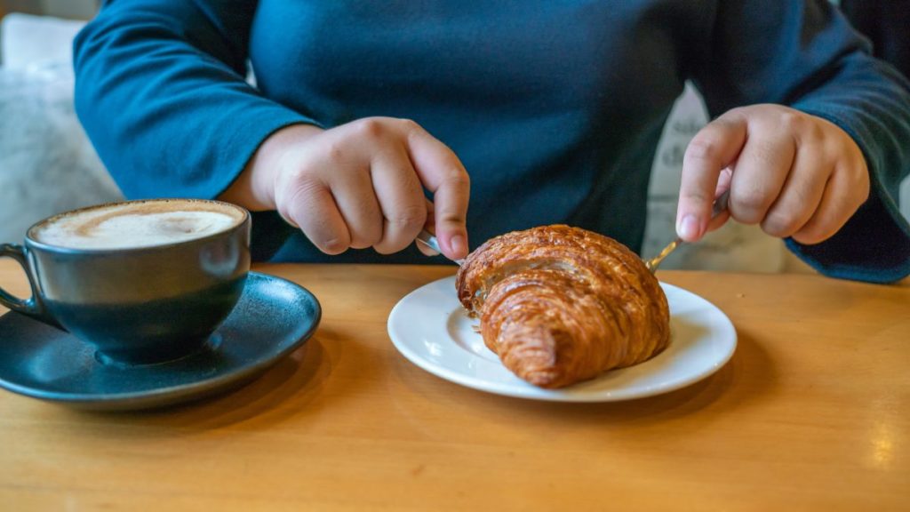 makan roti minum kopi