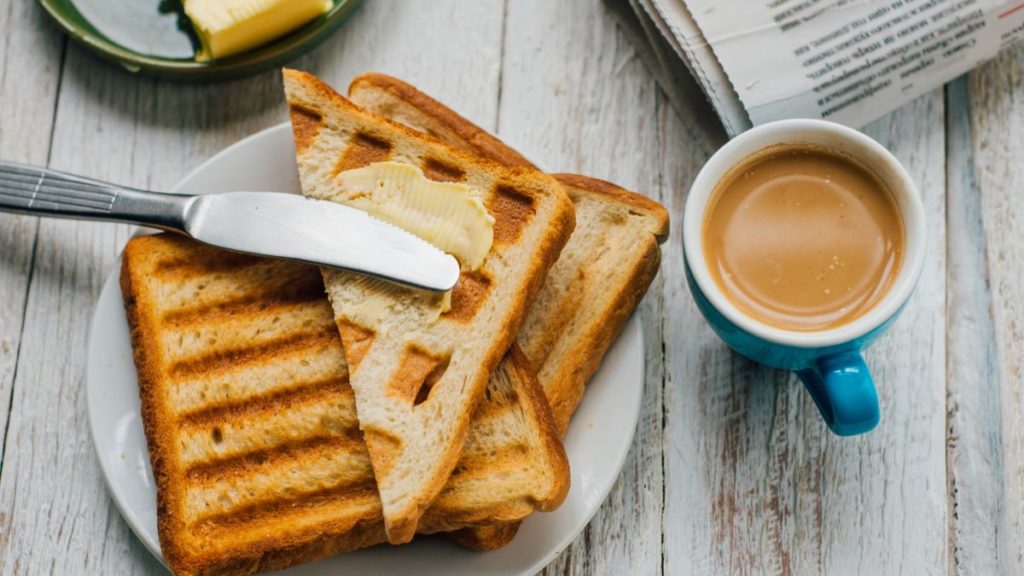 sarapan kopi dan roti toast