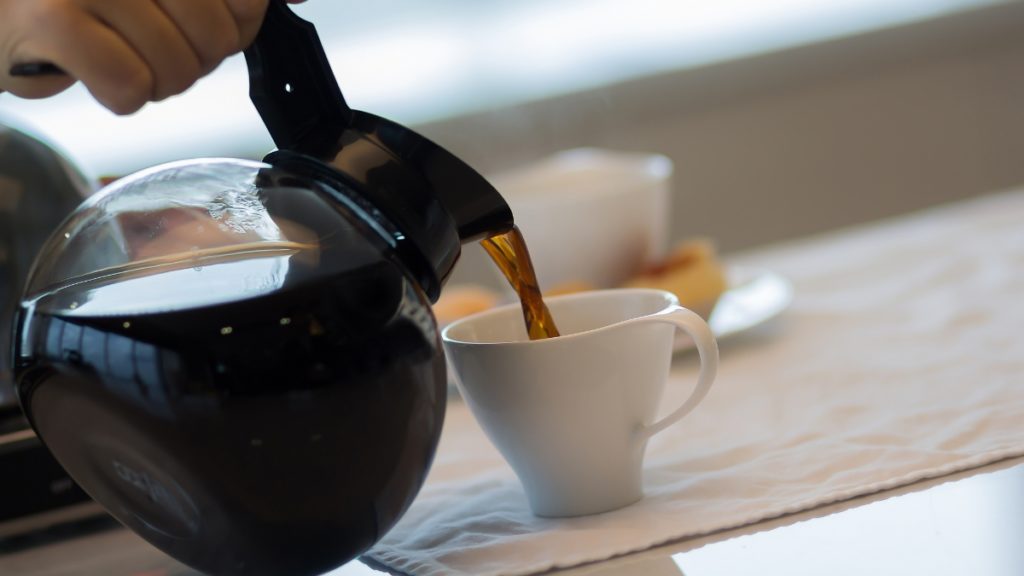 menuang kopi dari coffee server