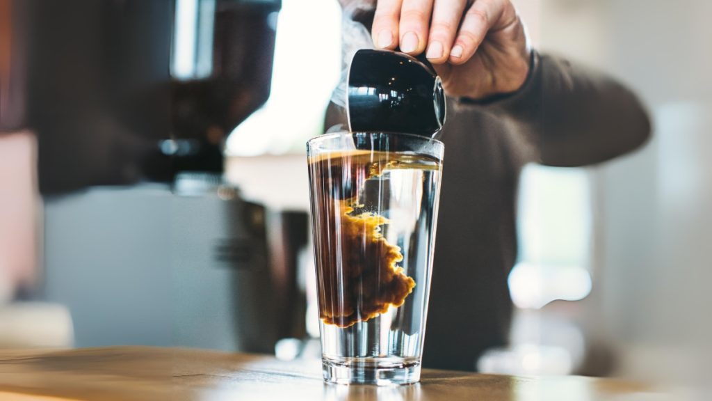 espresso dituang ke air mineral jadi americano