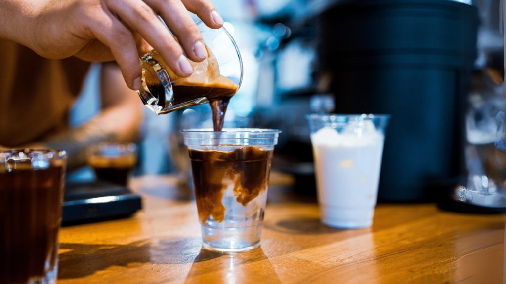 menuangkan espresso ke air