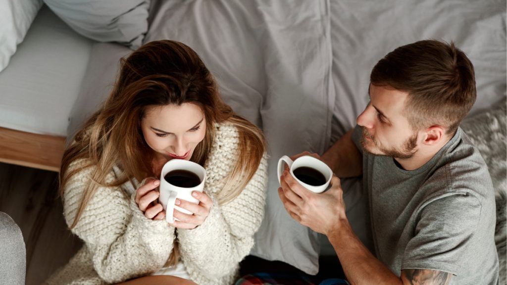 pria wnaita minum kopi di rumah