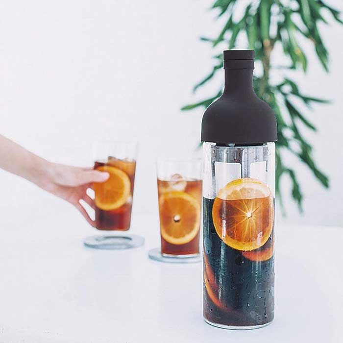 Hario Cold Brew Filter-in Coffee Bottle memiliki desain yang praktis sehingga mudah disimpan di kulkas.