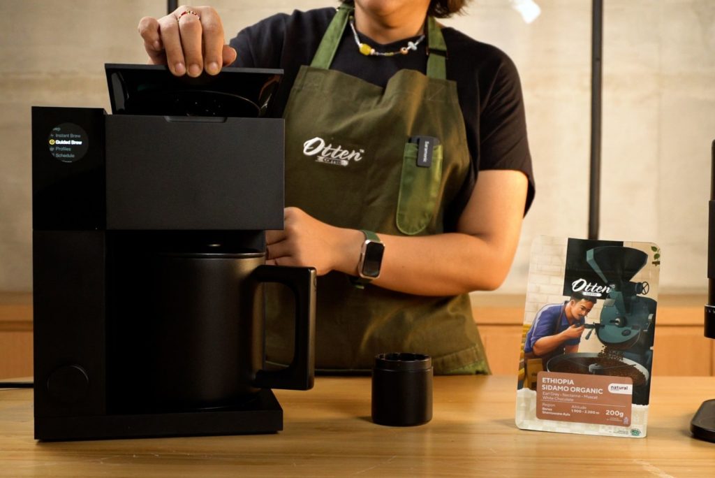 Cukup mempersiapkan bubuk kopi, dan air. Fellow Aiden akan membuatkan kamu kopi yang nikmat.