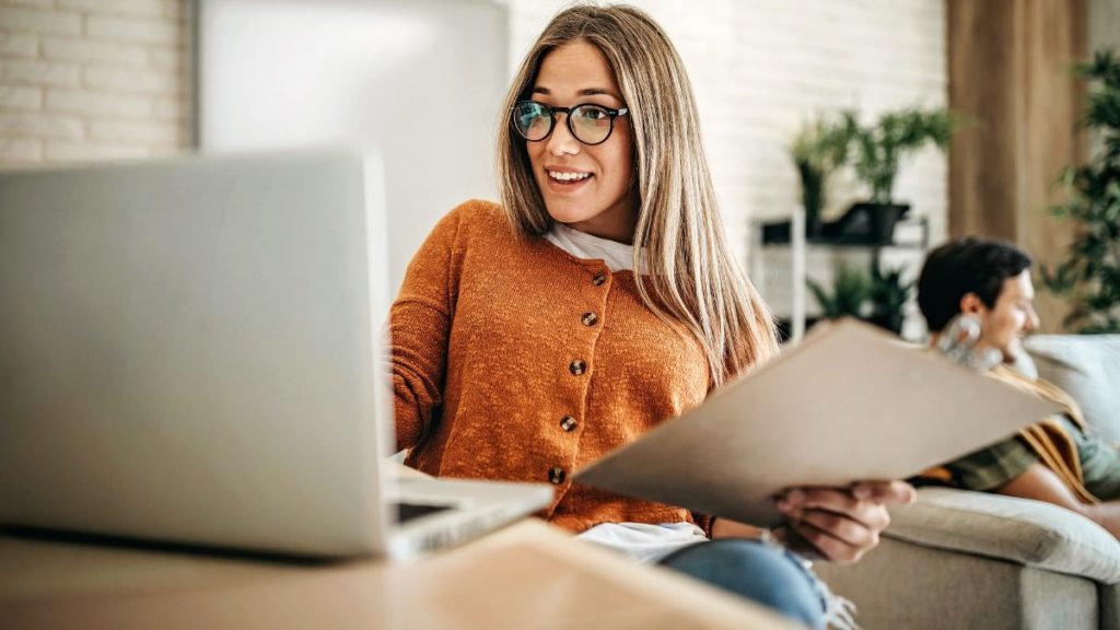 Tips Agar Betah Kerja Online di Rumah