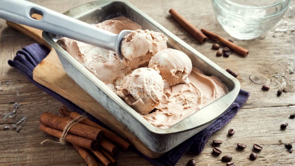 es krim di dalam wadah stainless steel