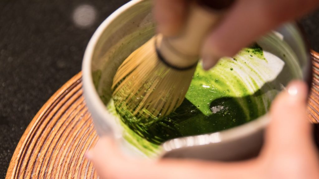 matcha diaduk dengan chasen