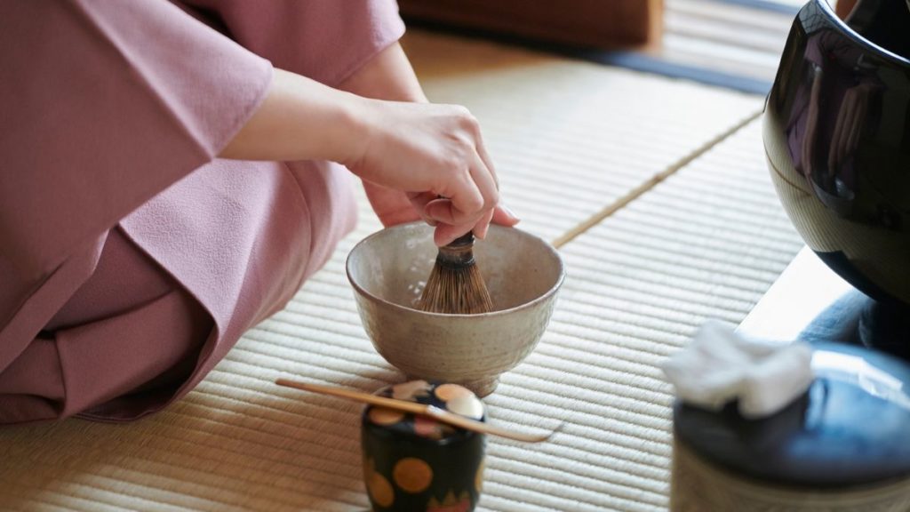 matcha diaduk sebagai ritual seremonial
