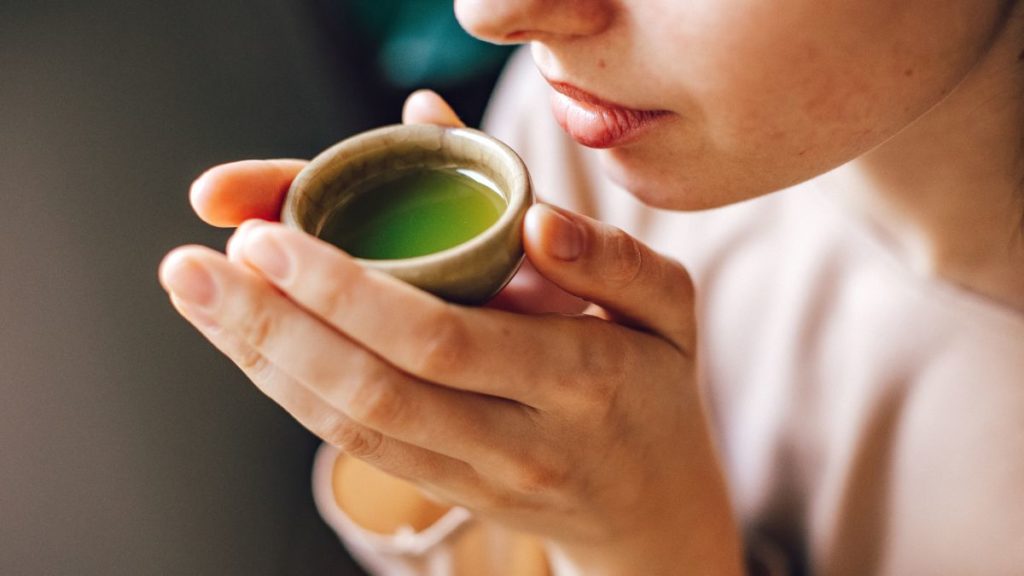 matcha diminum dari cangkir kecil