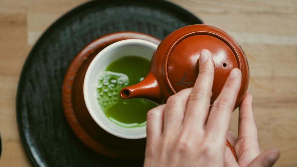 matcha diseduh dengan teko kecil