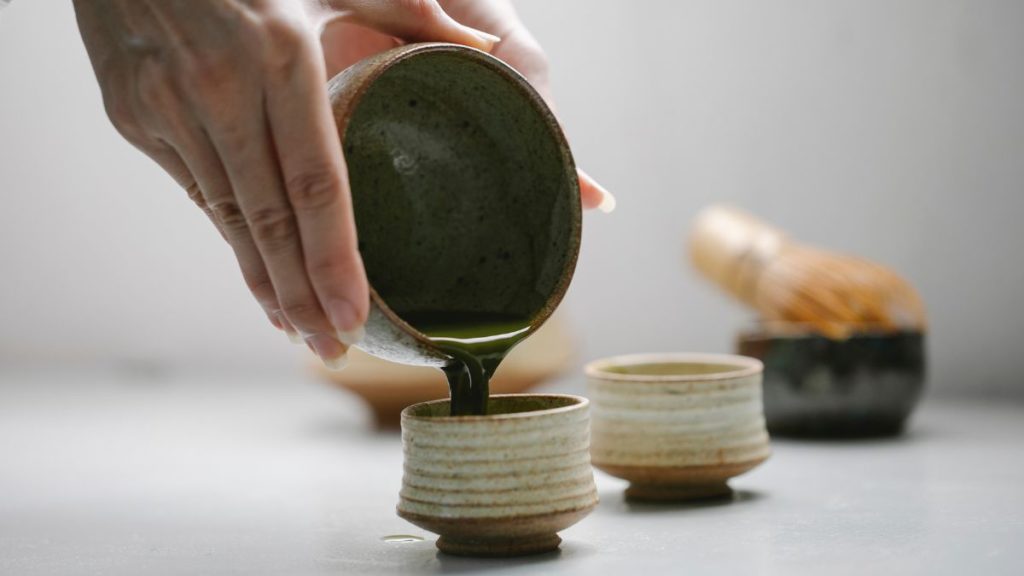 matcha dituang dari matcha bowl