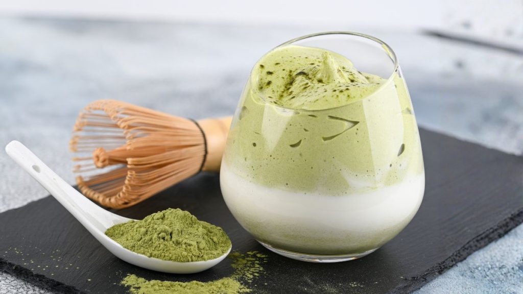 matcha latte dengan foam tebal