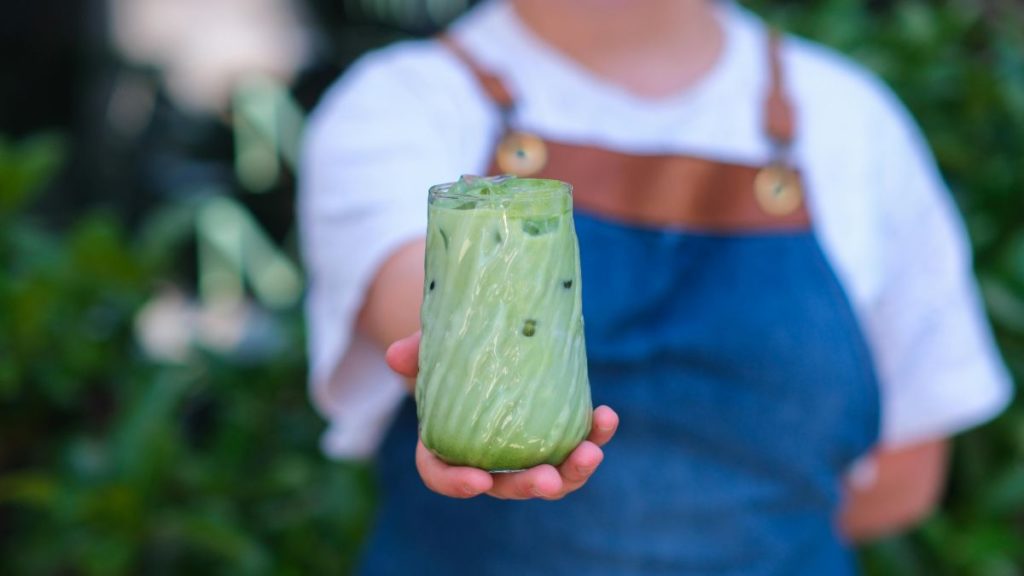 matcha latte di tanggan barista