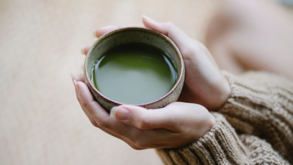 matcha selesai diaduk di matcha bowl