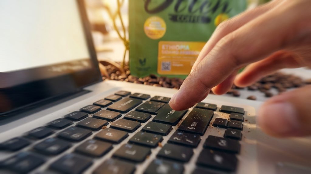 Siap Kerja Setelah Libur Panjang mengetik laptop