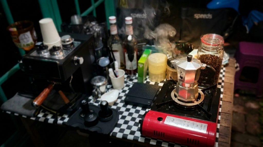 bialetti moka express untuk bisnis coffee shop di teras rumah