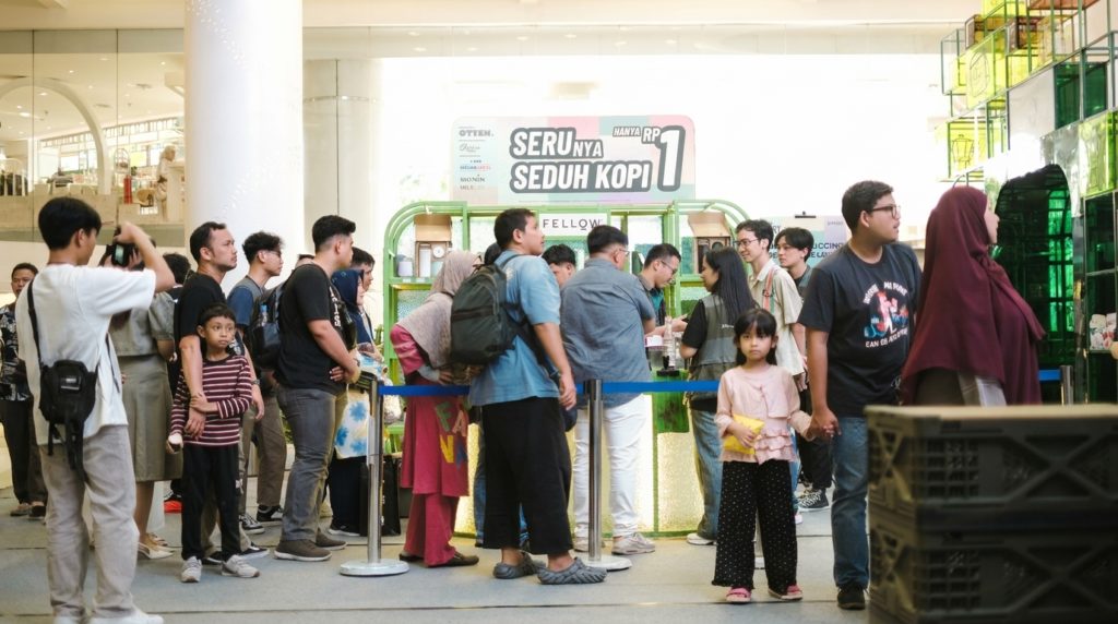 pengunjung antre latte art dengan monin dan milk lab